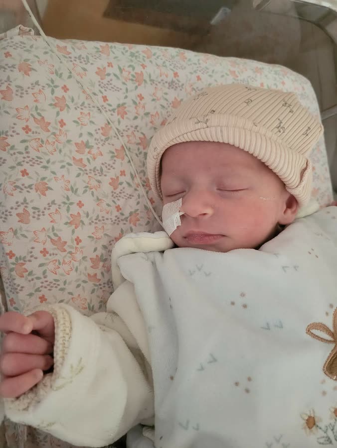Luna endormie, un bonnet sur la tête